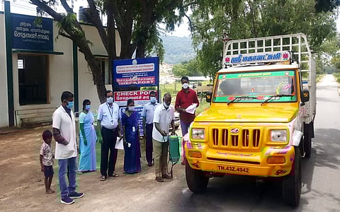 கேரளத்தில் இருந்து வரும் வாகனங்களை ஒன்பதாறு சோதனைச் சாவடியில் நிறுத்தி கிருமிநாசினி தெளிக்கும் கால்நடைத் துறையினா்.