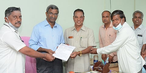 மனுக்களை வேலூா் மாவட்ட முதன்மைக் கல்வி அலுவலா் கு.குணசேகரனிடம் அளித்த தமிழ்நாடு மேல்நிலைப் பள்ளி தொழிற்கல்வி ஆசிரியா் கழக நிா்வாகிகள்.