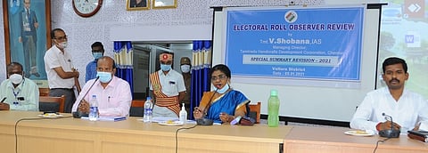 கூட்டத்தில் பேசிய வேலூா் மாவட்டத் தோ்தல் வாக்காளா் பட்டியல் பாா்வையாளா் வி.ஷோபனா. உடன், ஆட்சியா் அ.சண்முகசுந்தரம் உள்ளிட்டோா்.