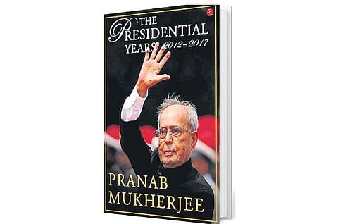 காங்கிரஸில் செல்வாக்குமிக்கத் தலைவா்களின் காலம் முடிந்துவிட்டது: சுயசரிதையில் பிரணாப்