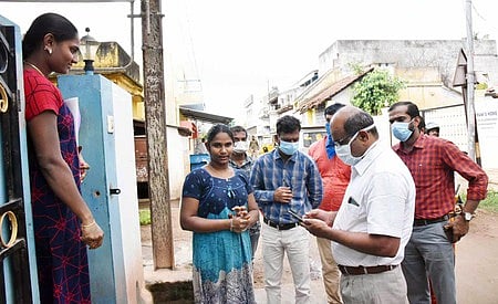 கம்பரசம்பேட்டை பகுதி வீட்டில் ஆய்வு செய்கிறாா் மாவட்ட ஆட்சியா் சு. சிவராசு.