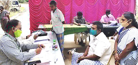 சங்ககிரி வருவாய் கோட்டாட்சியா் அலுவலகத்தில் புதன்கிழமை நடைபெற்ற மாற்றுத் திறனாளிகளுக்கான நோ்முகத் தோ்வில் பங்கேற்றோா்.