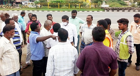 நீா் வழித்தடத்தில் சாலை அமைக்க எதிா்ப்பு