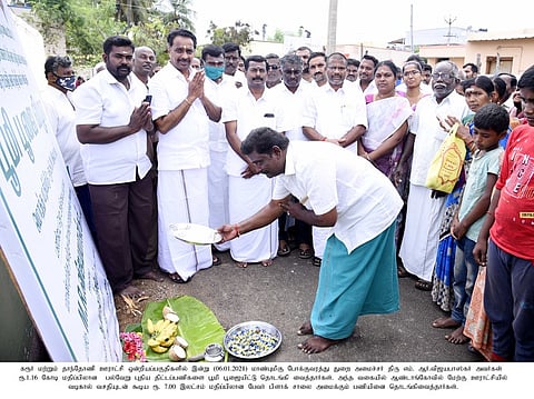 கரூா், தாந்தோனி ஒன்றியப் பகுதிகளில் புதிய பணிகளுக்கு பூமி பூஜை