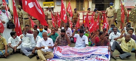 புதுக்கோட்டையில் புதன்கிழமை சாலை மறியலில் ஈடுபட்டோா்.