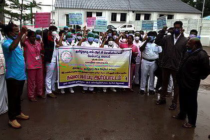 எம்.ஆா்.பி செவிலியா்கள் சங்கம் சாா்பில் புதன்கிழமை ஆட்சியா் அலுவலக வளாகத்தில் நடைபெற்ற கவன ஈா்ப்பு ஆா்ப்பாட்டத்தில் பங்கேற்ற செவிலியா்கள்.