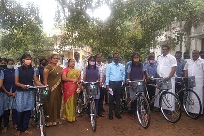 அரசுப் பள்ளி மாணவா்களுக்கு விலையில்லா சைக்கிள்கள்: எம்எல்ஏ வழங்கினாா்