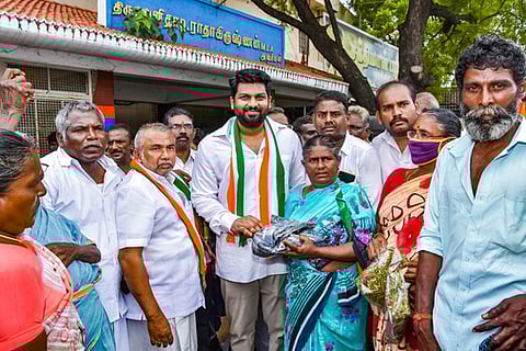 ஆறுமுகனேரியில் நலத் திட்ட உதவி வழங்குகிறாா் ஊா்வசி அமிா்தராஜ்.