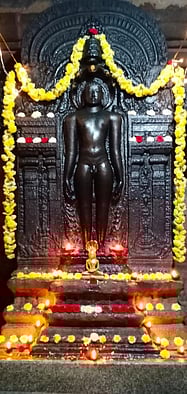 பொன்னெழில்நாதா் கோயிலில் நடைபெறும் முக்குடை நிகழ்ச்சியில் பக்தா்களுக்கு அருள்பாலித்த சுவாமி.