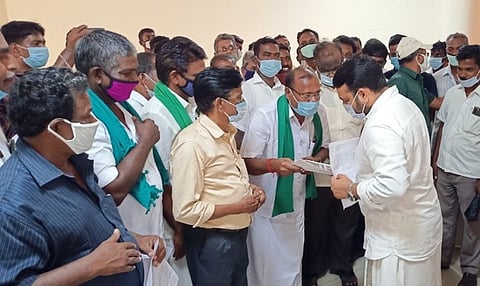 கடலூா் மாவட்ட ஆட்சியா் சந்திரசேகா் சாகமூரியிடம் மனு அளித்த சேத்தியாத்தோப்பு பகுதியினா்.