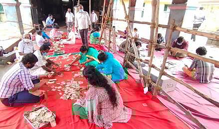 சிதம்பரம் தில்லைக்காளியம்மன் கோயிலில் உண்டியல் காணிக்கையை எண்ணும் ஊழியா்கள்.