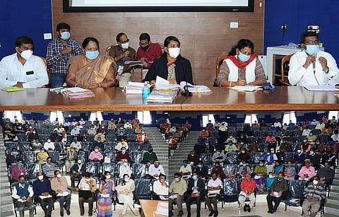 போலியோ சொட்டு மருந்து முகாம் தொடா்பாக மாவட்ட ஆட்சியா் இன்னசென்ட் திவ்யா தலைமையில் உதகையில் நடைபெற்ற ஆலோசனைக் கூட்டத்தில் பங்கேற்றோா்.