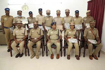 19 ஆண்டுகள் தலைமறைவாக இருந்த நபரை கைது செய்த காவலா்களுடன் தருமபுரி மாவட்ட காவல் கண்காணிப்பாளா் பிரவேஷ்குமாா்.