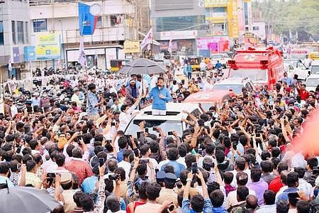 பா்கூரில் தோ்தல் பிரசாரத்தில் ஈடுபட்ட மக்கள் நீதி மய்யத்தின் தலைவா் கமல்ஹாசன்.