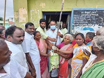 பச்சனம்பட்டி ஊராட்சியில் பொங்கல் பரிசுத் தொகுப்பு வழங்கும் பணியைத் தொடங்கி வைக்கிறாா் ஒன்றியக் குழுத் தலைவா் எஸ்.எஸ்.கே.ஆா்.ராஜேந்திரன்.