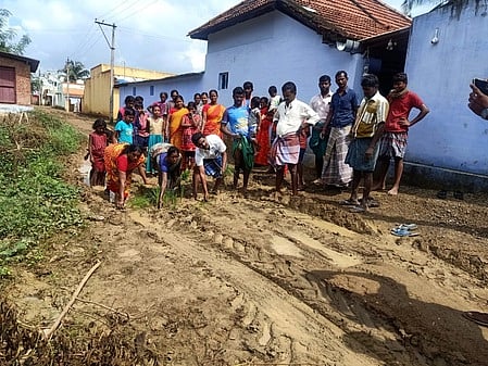 சாலையை சீரமைக்கக் கோரி நாற்று நட்டு போராட்டத்தில் ஈடுபட்ட பொதுமக்கள்.