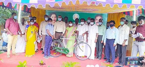 மாணவருக்கு இலவச சைக்கிள் வழங்குகிறாா் அமைச்சா் வி.எம். ராஜலெட்சுமி.