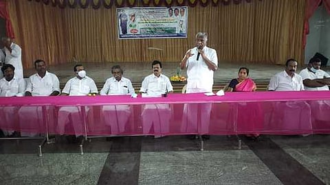 அனுமன்தீா்த்தம் பகுதியில் நடைபெற்ற நிா்வாகிகள் ஆலோசனை கூட்டத்தில் பேசிய கே.பி. முனுசாமி எம்.பி.