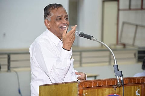 துணைவேந்தர் குழந்தைவேல்.