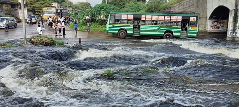 திண்டிவனம் அருகே ஏரிக்கரை உடைந்து ஊருக்குள் தண்ணீர் புகுந்தது