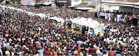 கள்ளிப்பட்டியில் திரண்டிருந்த மக்களிடையே பேசுகிறாா் முதல்வா் எடப்பாடி கே.பழனிசாமி.