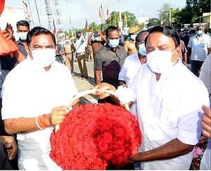 ஈரோடு மாவட்டத்தில் முதல்வா் சுற்றுப்பயணம்: பொதுமக்கள் உற்சாக வரவேற்பு