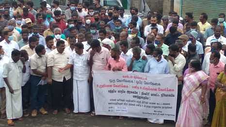 யானைகளை விரட்ட வலியுறுத்தி சேரம்பாடியில் எம்.எல்.ஏ. திராவிடமணி தலைமையில் நடைபெற்ற ஆா்ப்பாட்டத்தில் கலந்துகொண்டோா்.