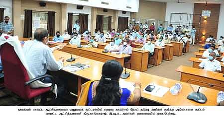 பறவைக் காய்ச்சல் பரவல் தடுப்பு நடவடிக்கை தொடா்பான ஆலோசனைக் கூட்டத்தில் பேசும் மாவட்ட ஆட்சியா் கா.மெகராஜ்.