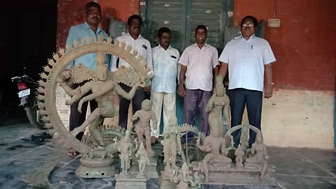 முத்துப்பேட்டை அருகே ஜாம்பவானோடையில் புதன்கிழமை கண்டெடுக்கப்பட்ட சுவாமி சிலைகள்.