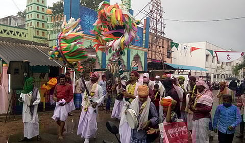 கந்தூரி விழாவையொட்டி, ஷெய்னுல்லாஹ் குதிரை கொடியுடன் தப்ஸ் இசைத்துச் செல்லும் குழுவினா்.