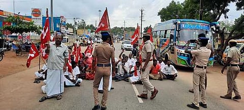 கமுதி தபால் நிலையம் எதிரே புதன்கிழமை சாலை மறியலில் ஈடுபட்ட சிஐடியு தொழிற்சங்கத்தினா்.