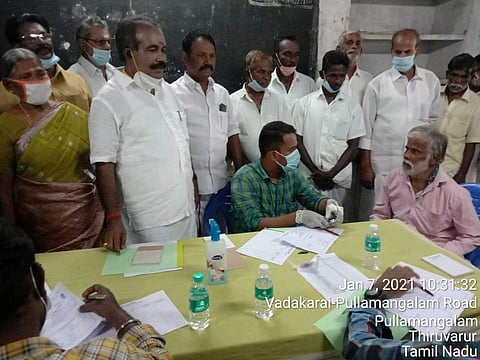 மருத்துவ முகாமை தொடங்கி வைத்த மன்னார்குடி ஒன்றியக் குழுத் தலைவர் டி.மனோகரன்.