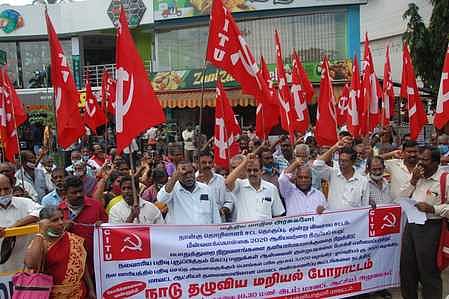 ஆட்சியா் அலுவலகம் முன்பு மறியலில் ஈடுபட்ட சிஐடியூ தொழிற் சங்கத்தினா்.