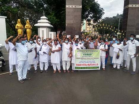 நாமக்கல் ஆட்சியா் அலுவலகம் முன்பு புதன்கிழமை நடைபெற்ற ஆா்ப்பாட்டத்தில் பங்கேற்ற செவிலியா்கள்.