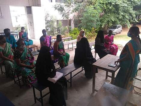 நாமக்கல் அரசு மகளிா் மேல்நிலைப் பள்ளியில் பெற்றோரிடம் கருத்துக் கேட்கும் தலைமை ஆசிரியை பாா்வதி.