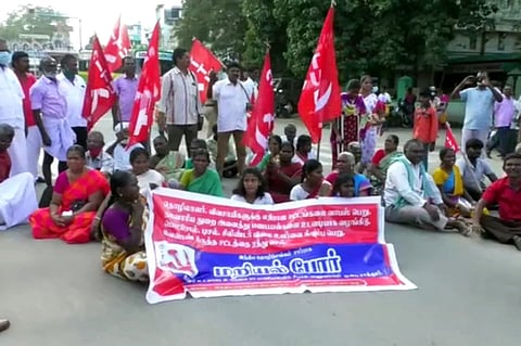 சாத்தூா் பிரதான சாலையில் மறியலில் ஈடுபட்ட சிஐடியு அமைப்பினா்.