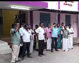 பொங்கல் பண்டிகையை முன்னிட்டு ஸ்ரீவில்லிபுத்தூா் பகுதியில் தயாரிக்கப்படும் வண்ணக் கோலப்பொடிகள்.