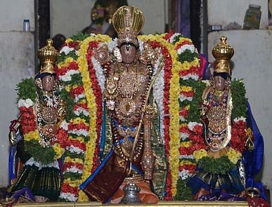 கும்பகோணம் சாரங்கபாணி கோயிலில் புதன்கிழமை நடைபெற்ற கொடியேற்றம்.