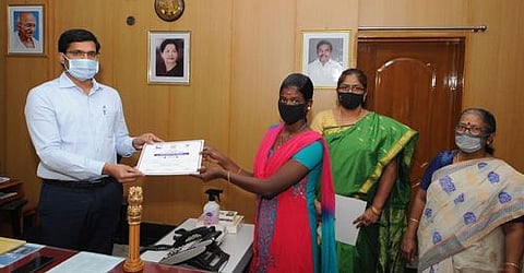 தையல் பயிற்சி பெற்ற சிறுமிக்குச் சான்றிதழ் வழங்குகிறாா் ஆட்சியா் ம. கோவிந்த ராவ்.