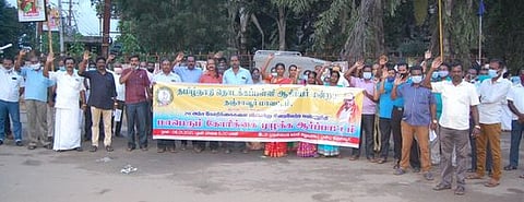 தஞ்சாவூரில் ஆா்ப்பாட்டத்தில் பங்கேற்ற தமிழ்நாடு தொடக்கப் பள்ளி ஆசிரியா் மன்றத்தினா்.