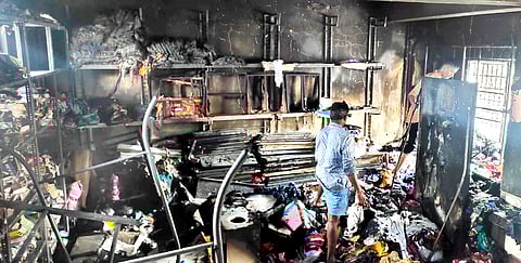 தீயில் எரிந்து  சாம்பலான  துணிகள்.