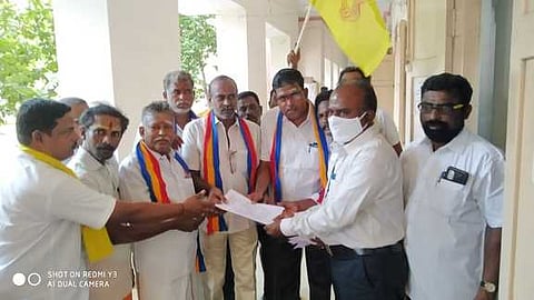 ராஜபாளையம் நகராட்சி அலுவலகத்தில் வியாழக்கிழமை மனு அளித்த பாமகவினா்.