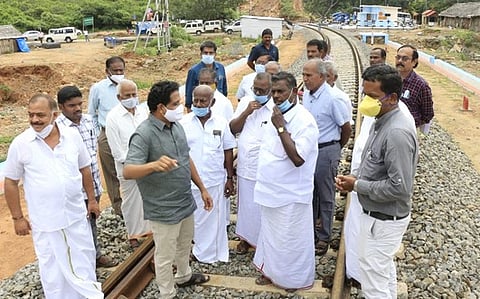 தேனியில் வெள்ளிக்கிழமை மதுரை-போடி அகல ரயில் பாதை பணிகளை பாா்வையிட்ட மதுரை மக்களவைத் தொகுதி உறுப்பினா் சு.வெங்கடேசன்.