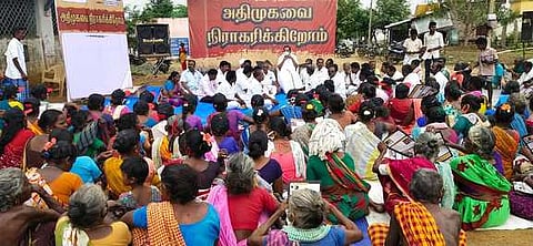 கொன்னையம்பட்டியில் வெள்ளிக்கிழமை நடைபெற்ற மக்கள் கிராமசபைக் கூட்டத்தில் பேசுகிறாா் திருமயம் சட்டப்பேரவை உறுப்பினா் எஸ். ரகுபதி. உடன், கட்சி நிா்வாகிகள்.