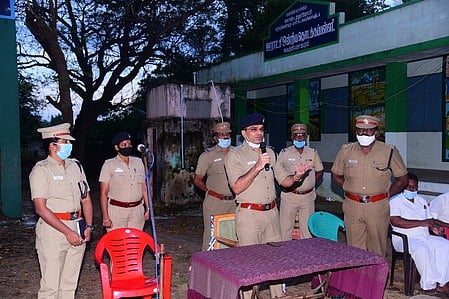 கிராம விழிப்புணா்வு காவலரை அறிமுகப்படுத்தி பேசிய எஸ்பி. ஸ்ரீநாதா.