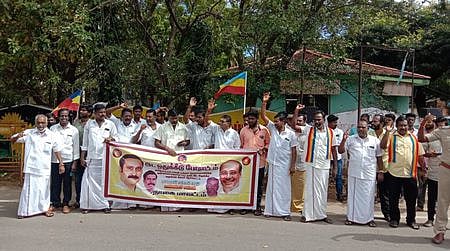 நாகை நகராட்சி அலுவலகம் முன் ஆா்ப்பாட்டத்தில் ஈடுபட்ட பாமகவினா்.