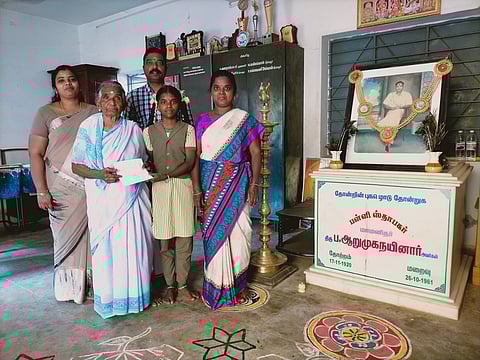 மாணவி ச.ஸ்ரீதுா்க்காதேவியை பாராட்டுகிறாா் பள்ளிச் செயலா் செல்லம்மாள்.