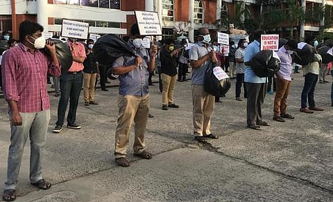 சிதம்பரத்தில் மருத்துவ மாணவா்கள்: 30-ஆவது நாளாகப் போராட்டம்