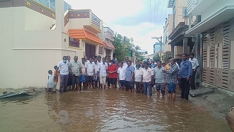 அரூரில் குடியிருப்பு பகுதியில் மழைநீா் தேங்கியுள்ள பகுதிகளை ஆய்வு செய்த தருமபுரி எம்.பி. டிஎன்வி எஸ்.செந்தில்குமாா்.