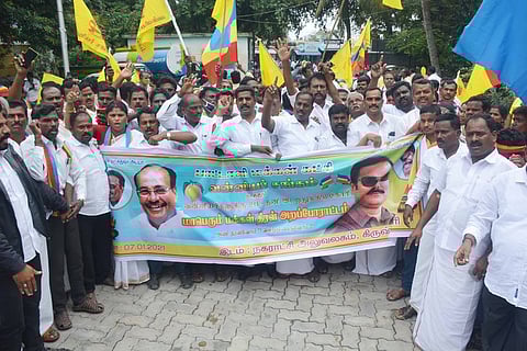 கிருஷ்ணகிரி நகராட்சி அலுவலகம் அருகே ஆா்ப்பாட்டத்தில் பங்கேற்றோா்.